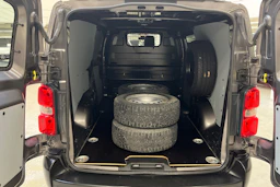 harmaa Toyota Proace 2021 kuva 16.