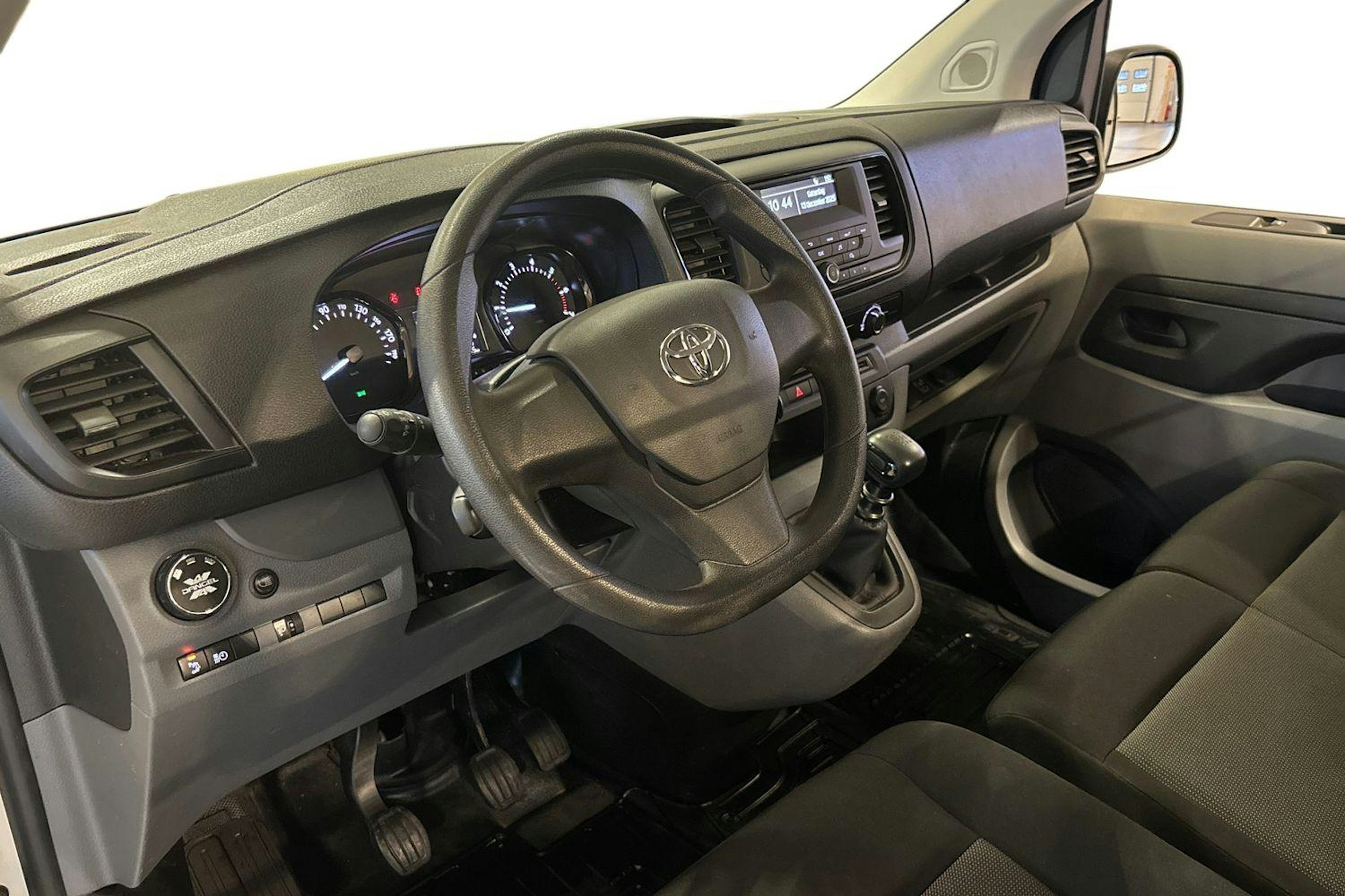 Valkoinen Toyota Proace 2022 kuva 8.