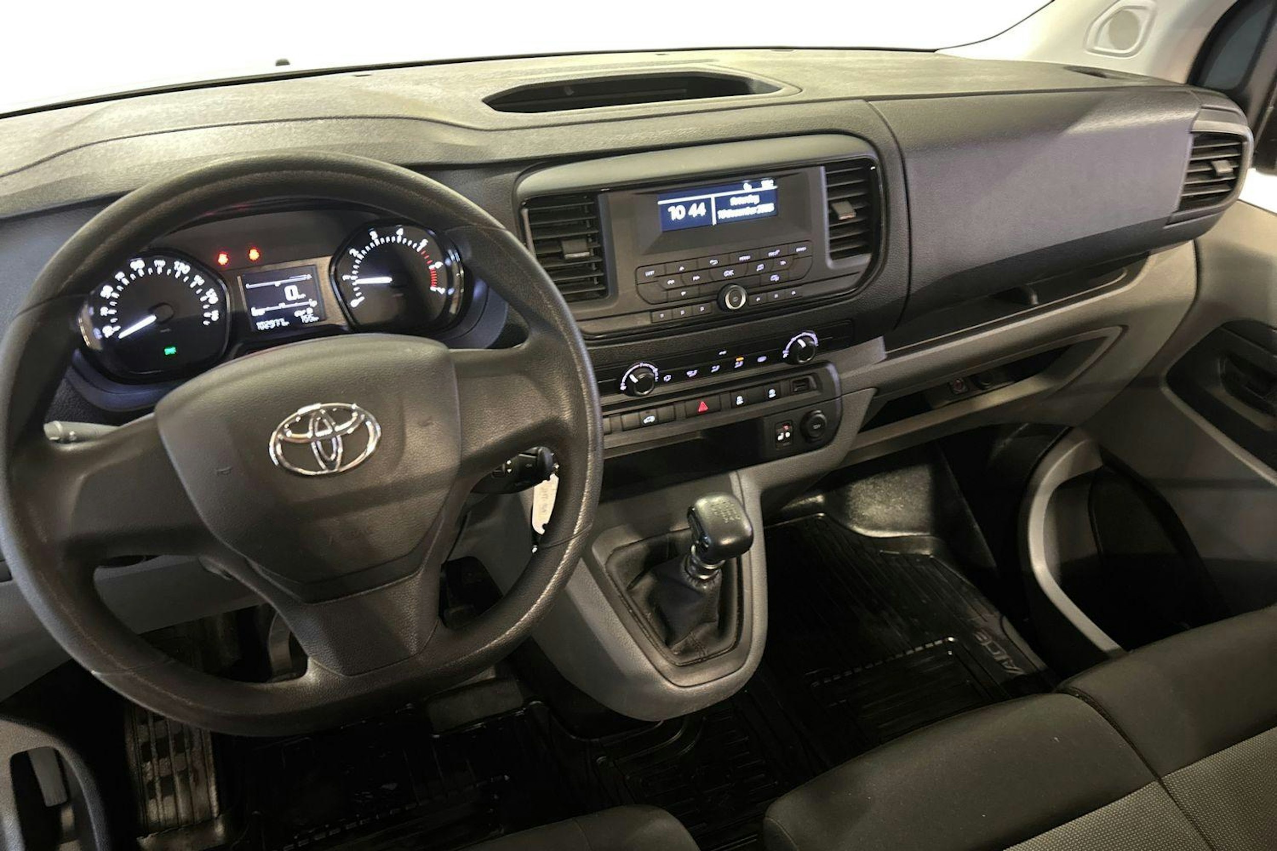 Valkoinen Toyota Proace 2022 kuva 9.