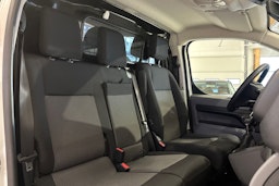 Valkoinen Toyota Proace 2022 kuva 17.