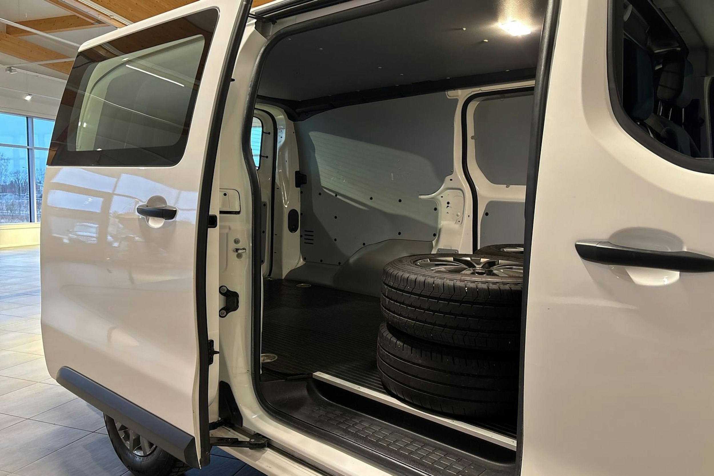 Valkoinen Toyota Proace 2022 kuva 18.