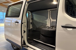 Valkoinen Toyota Proace 2022 kuva 18.