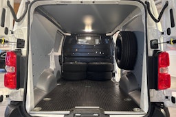 Valkoinen Toyota Proace 2022 kuva 19.