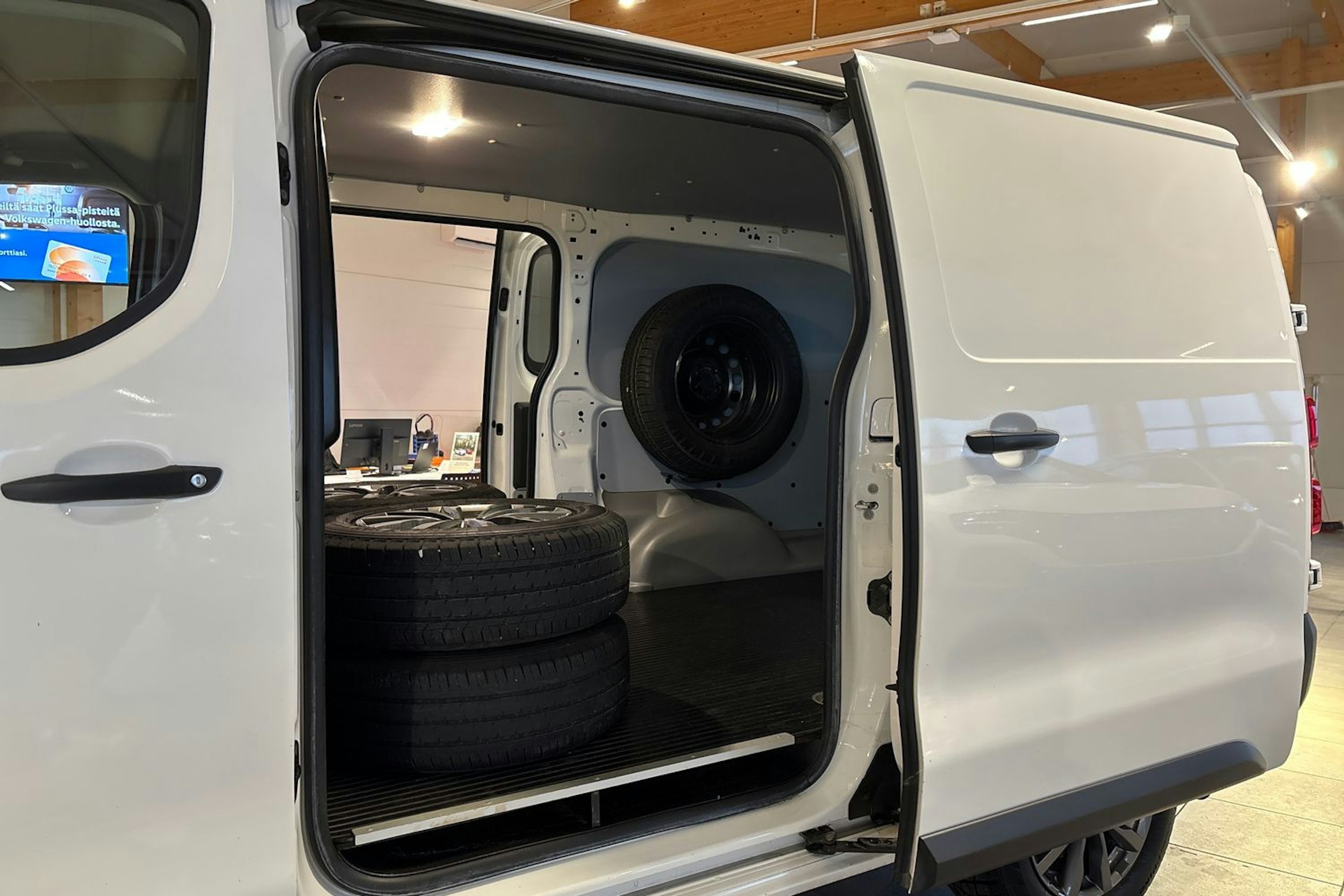 Valkoinen Toyota Proace 2022 kuva 21.