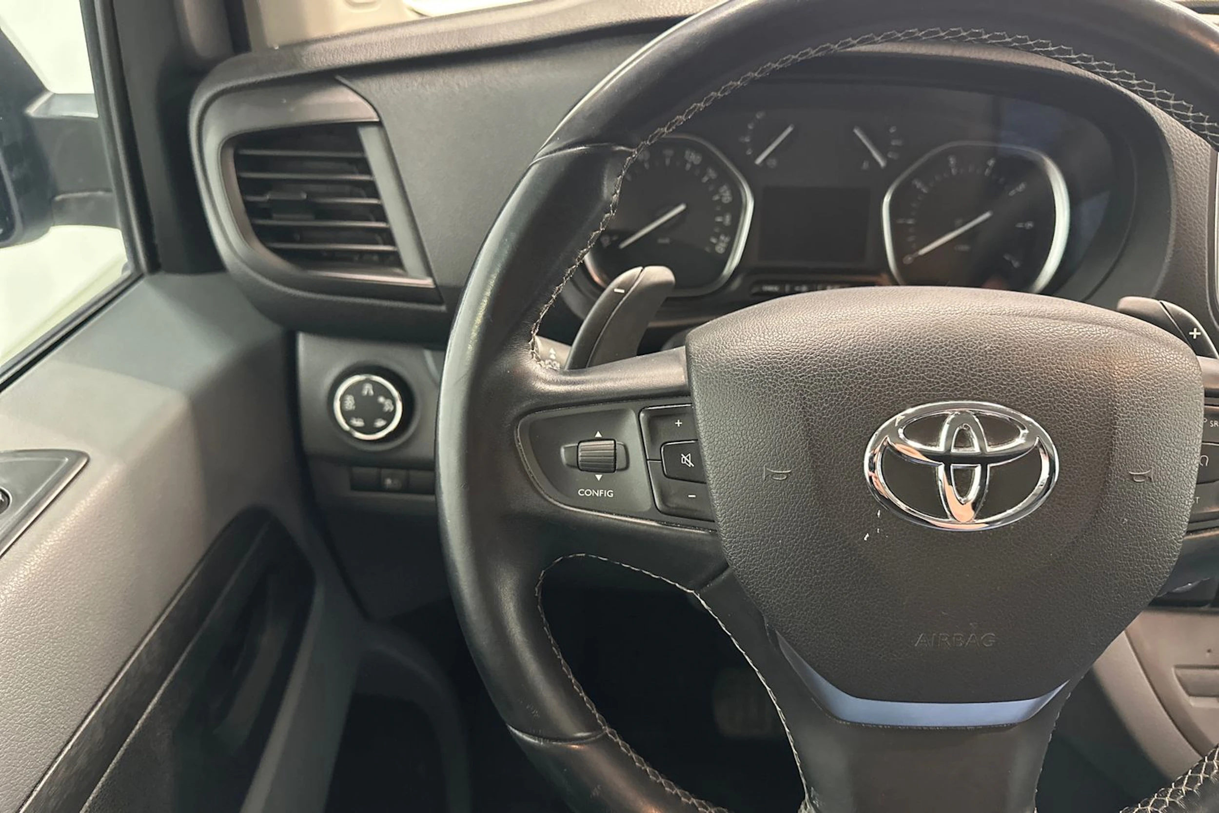 valkoinen Toyota Proace 2022 kuva 11.