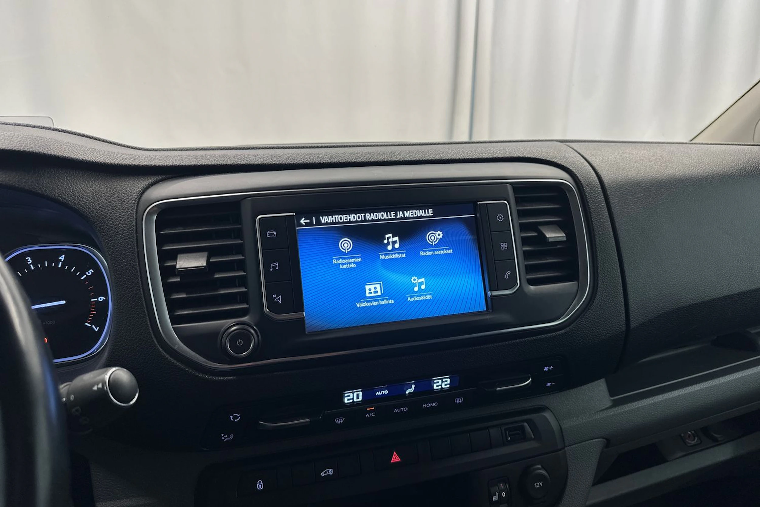 valkoinen Toyota Proace 2022 kuva 17.