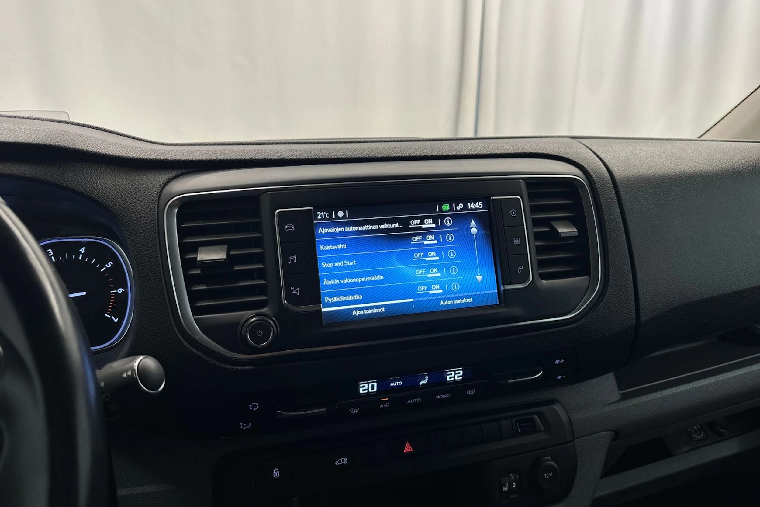 valkoinen Toyota Proace 2022 kuva 19.