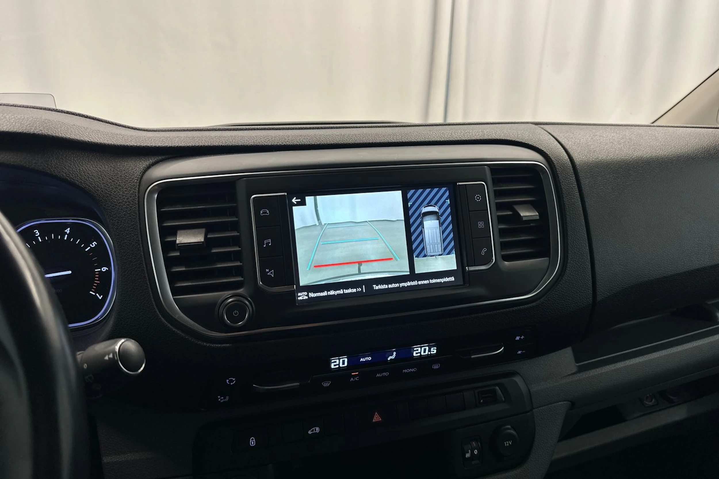 valkoinen Toyota Proace 2022 kuva 23.