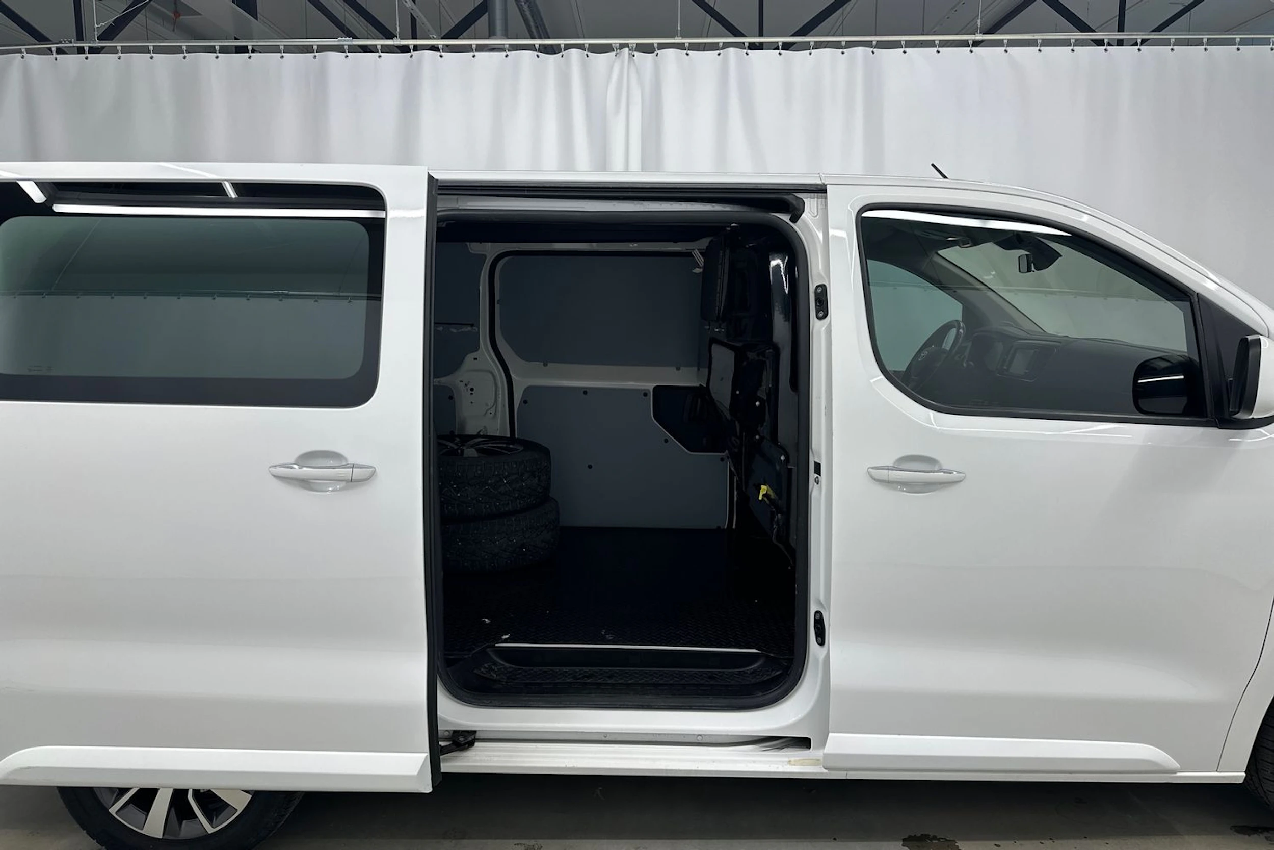 valkoinen Toyota Proace 2022 kuva 27.