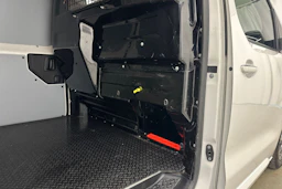 valkoinen Toyota Proace 2022 kuva 28.
