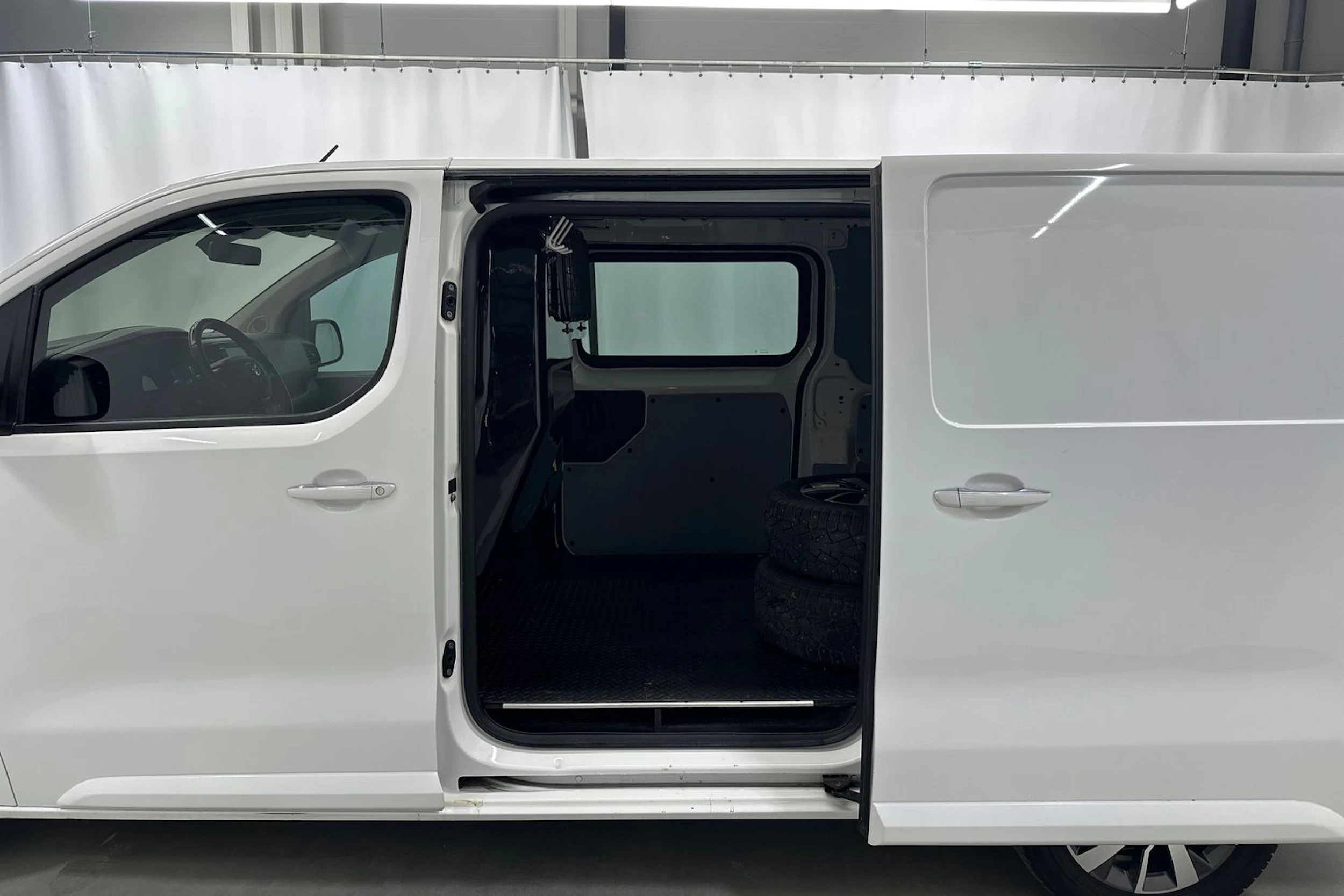 valkoinen Toyota Proace 2022 kuva 29.