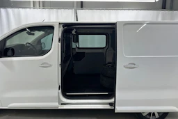 valkoinen Toyota Proace 2022 kuva 29.