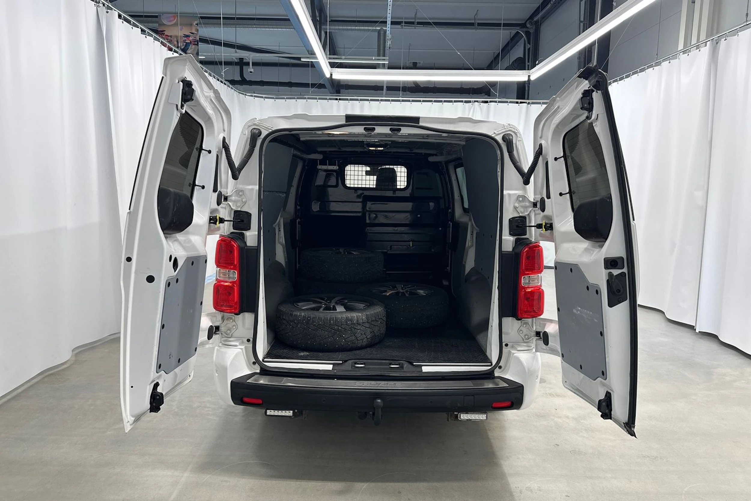 valkoinen Toyota Proace 2022 kuva 30.