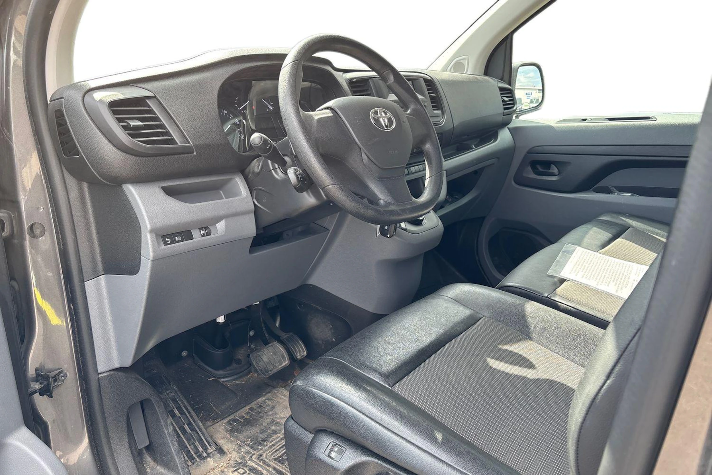 harmaa Toyota Proace 2022 kuva 3.