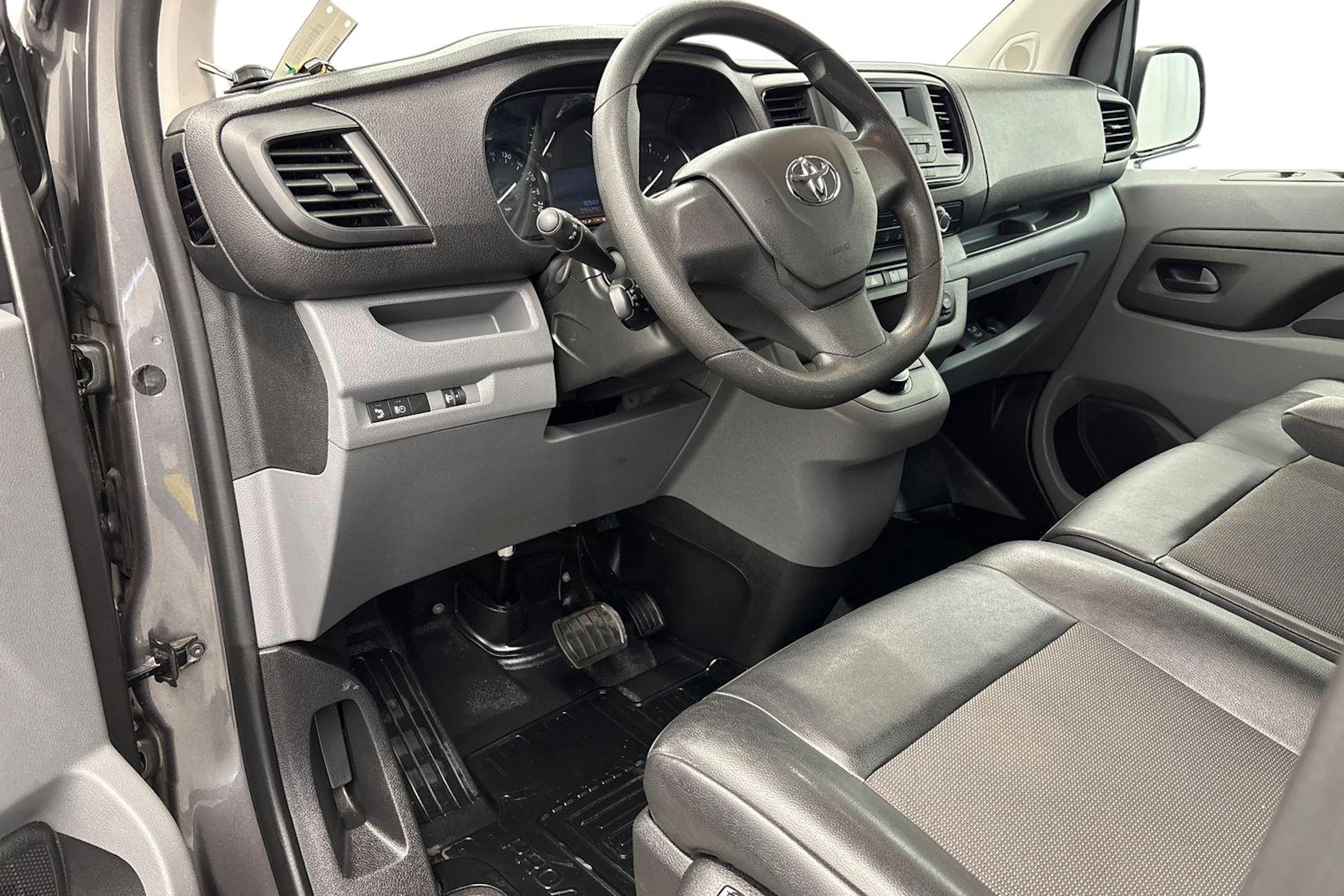 Harmaa Toyota Proace 2022 kuva 8.