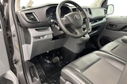 Harmaa Toyota Proace 2022 kuva 8.