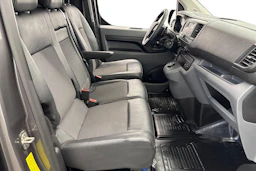 Harmaa Toyota Proace 2022 kuva 11.