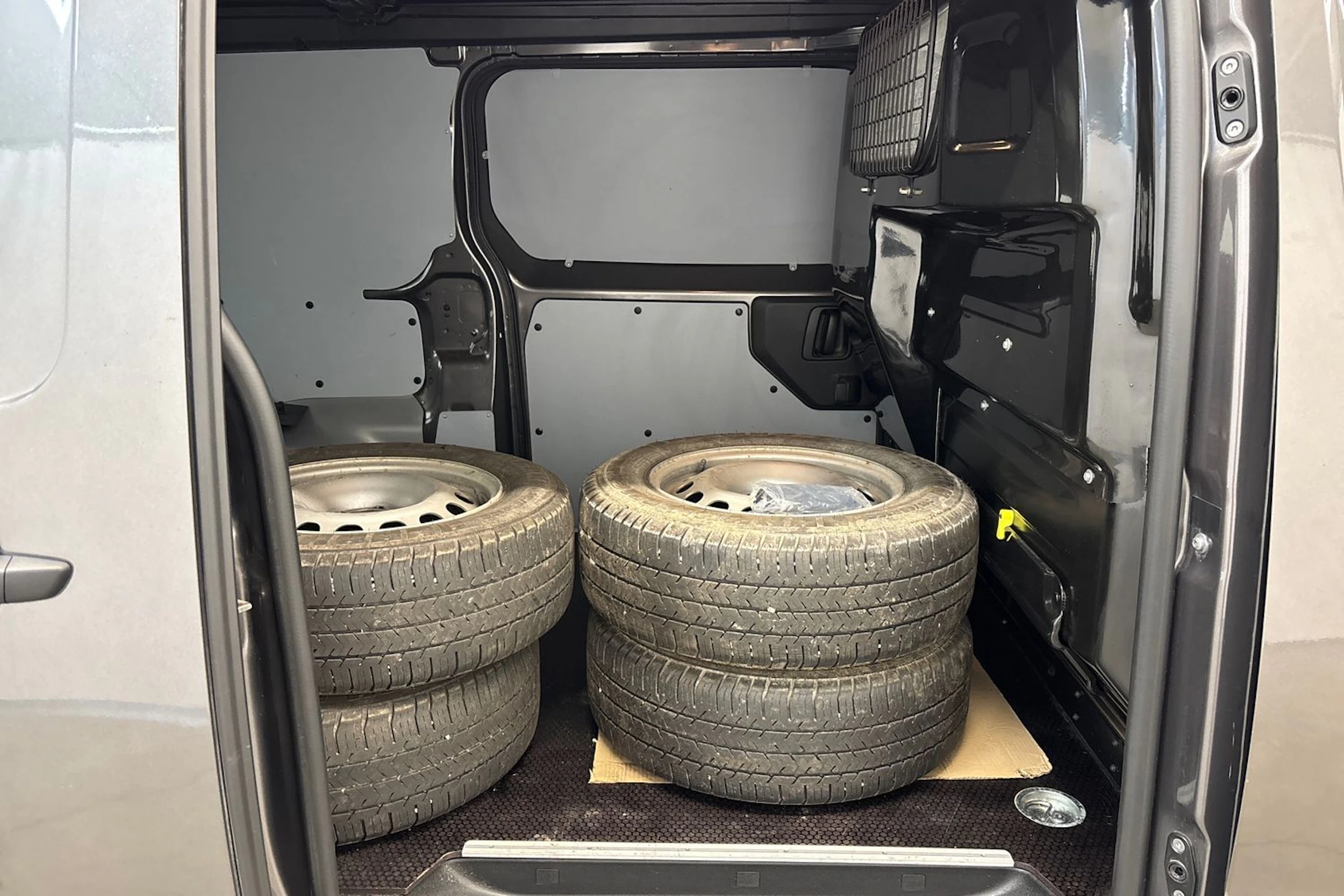 Harmaa Toyota Proace 2022 kuva 13.