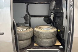 Harmaa Toyota Proace 2022 kuva 13.