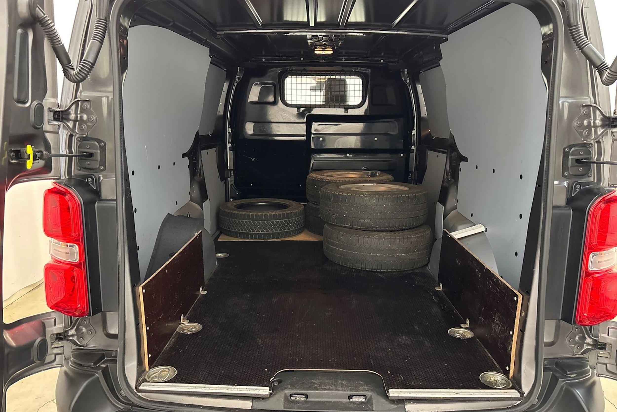 Harmaa Toyota Proace 2022 kuva 15.