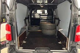 Harmaa Toyota Proace 2022 kuva 15.