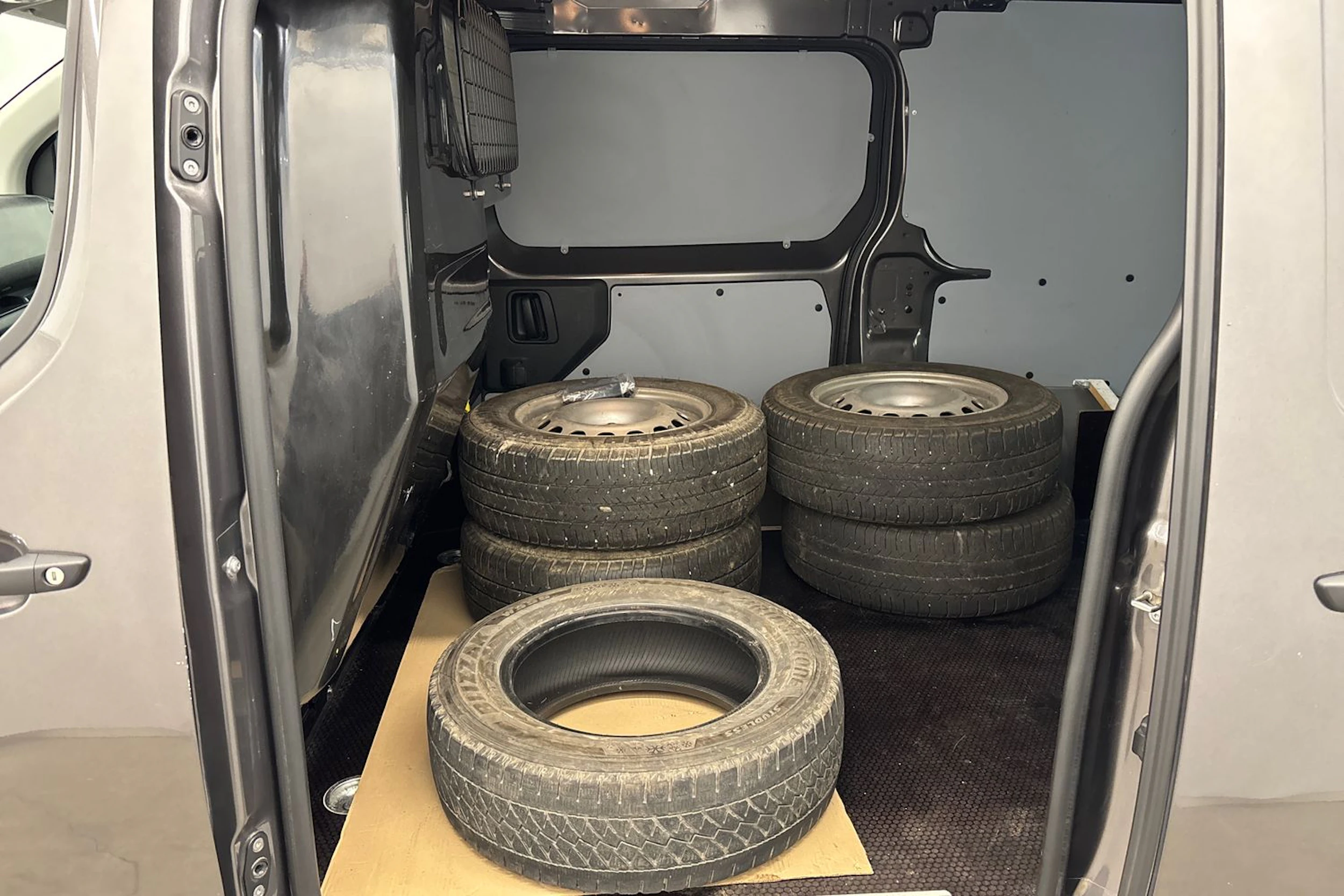 Harmaa Toyota Proace 2022 kuva 16.