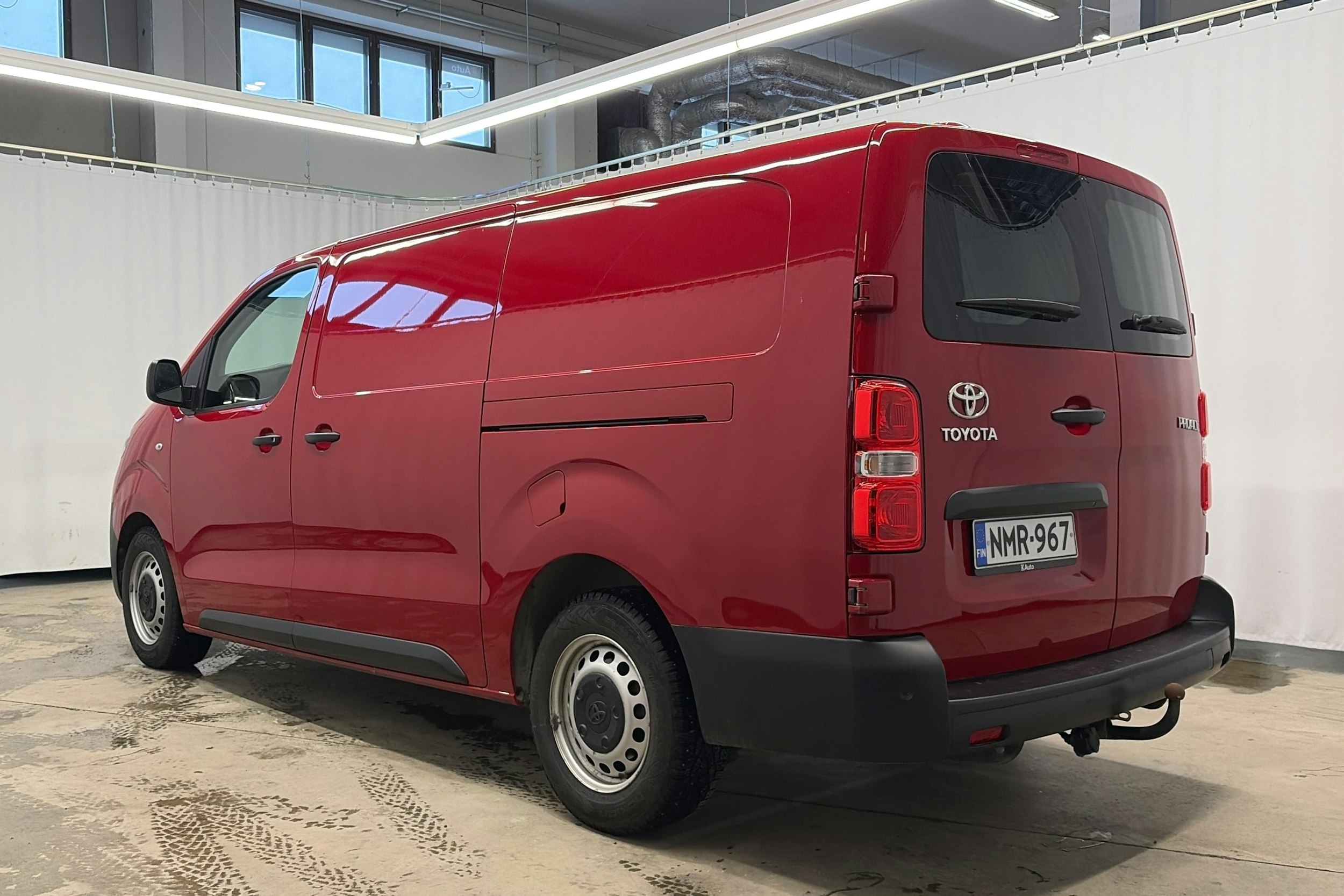 punainen Toyota Proace 2022 kuva 9.