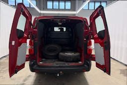 punainen Toyota Proace 2022 kuva 11.