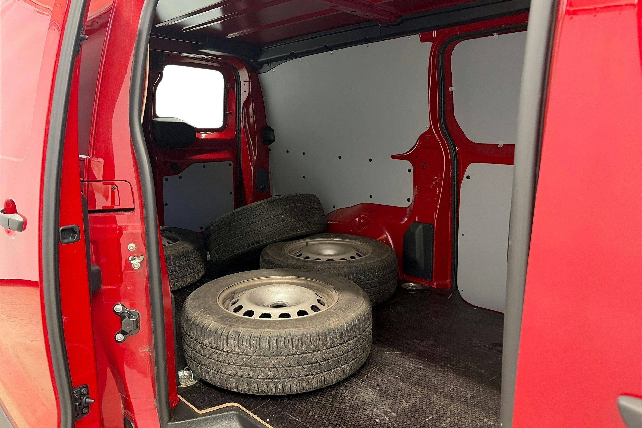 punainen Toyota Proace 2022 kuva 12.