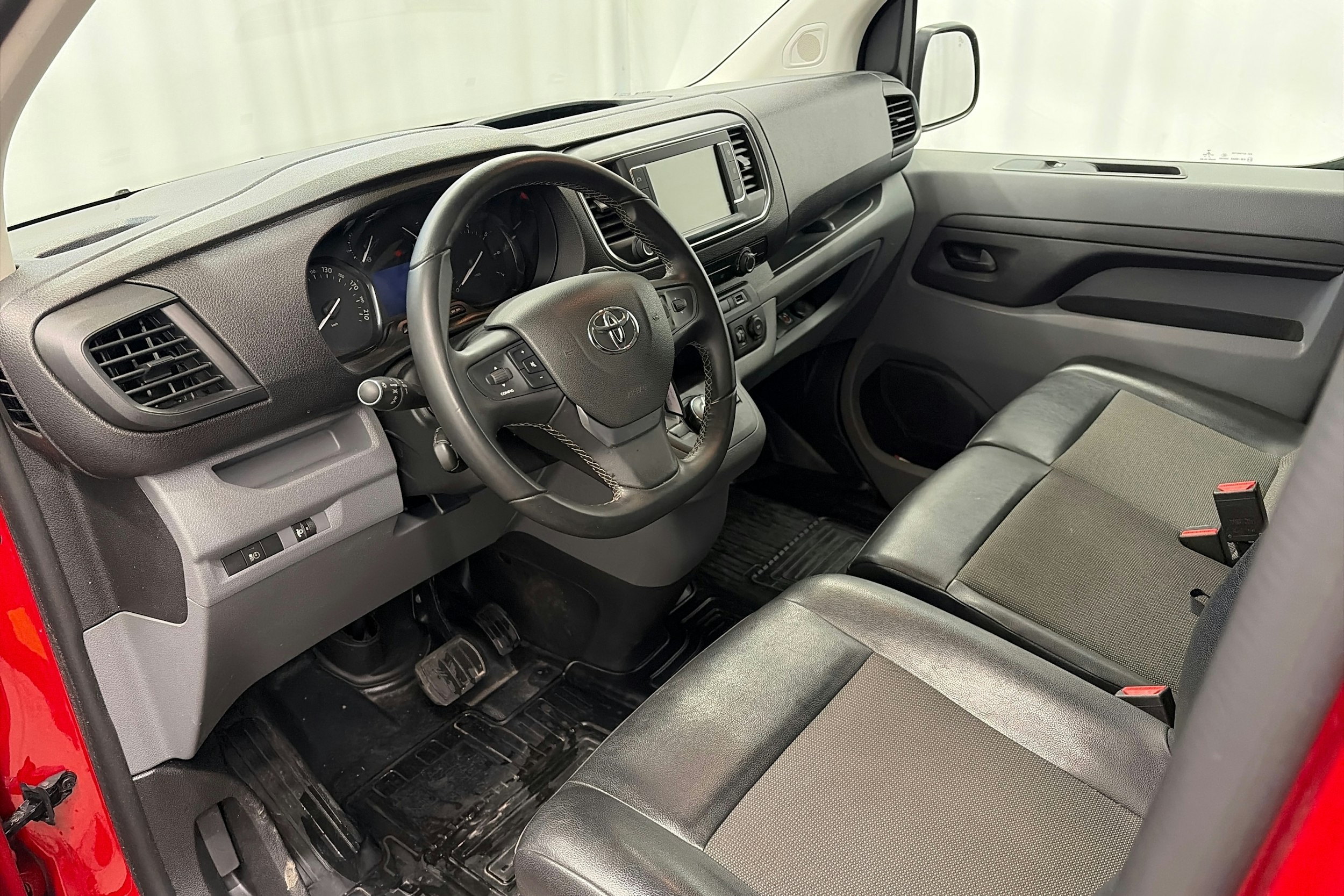 punainen Toyota Proace 2022 kuva 13.