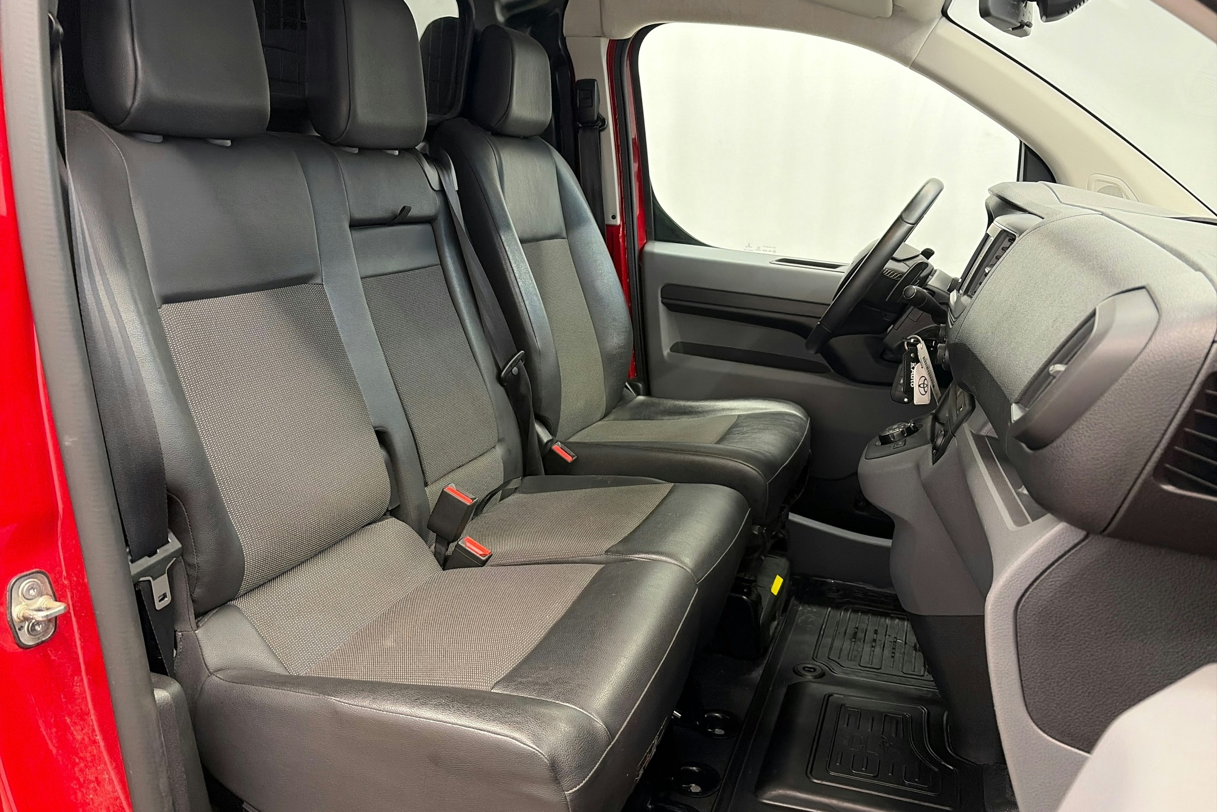 punainen Toyota Proace 2022 kuva 15.