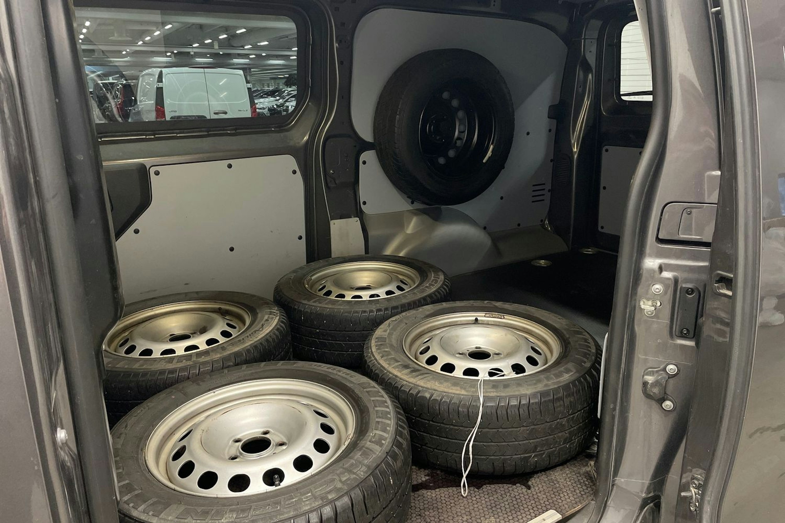 harmaa Toyota Proace 2022 kuva 20.