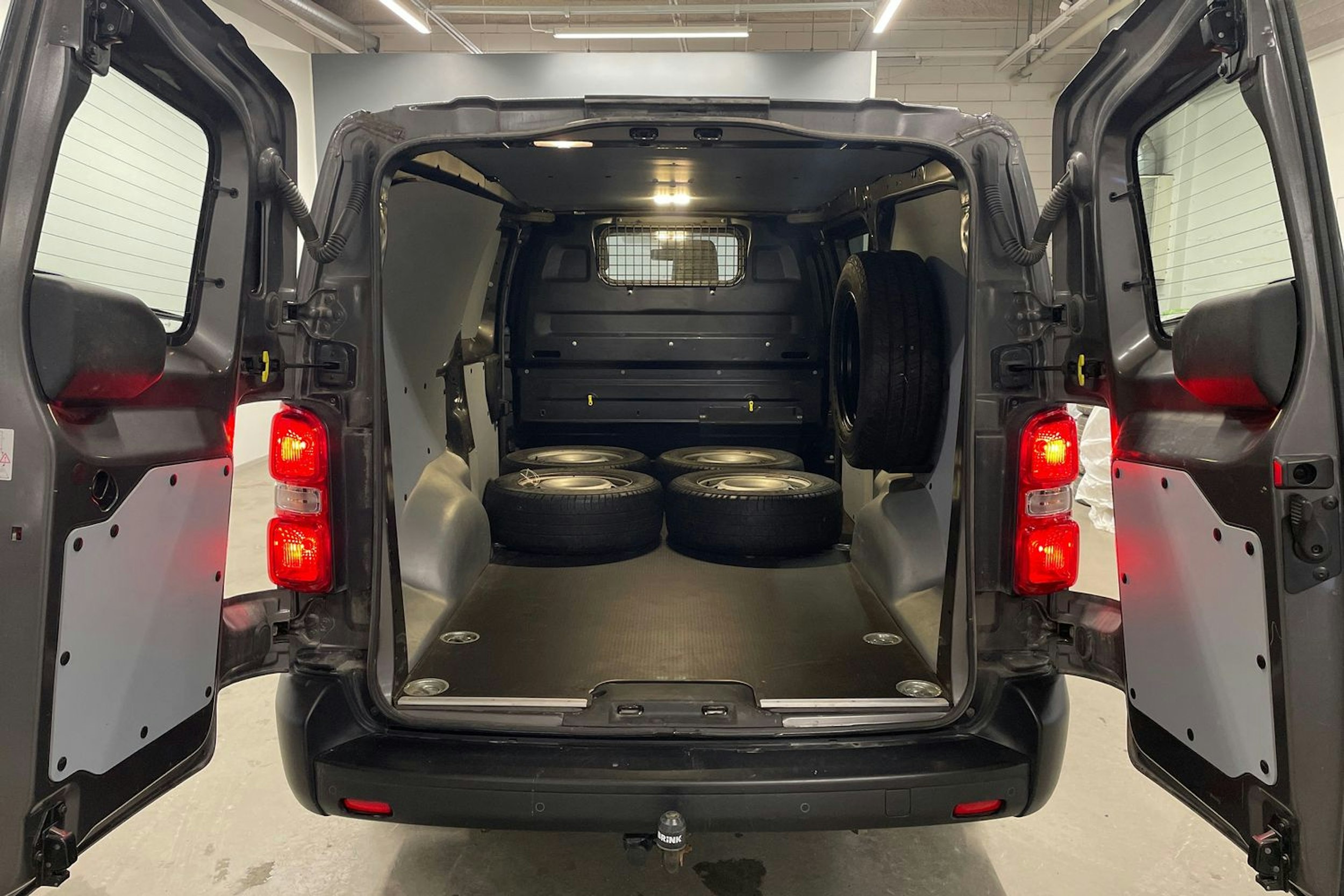 harmaa Toyota Proace 2022 kuva 21.