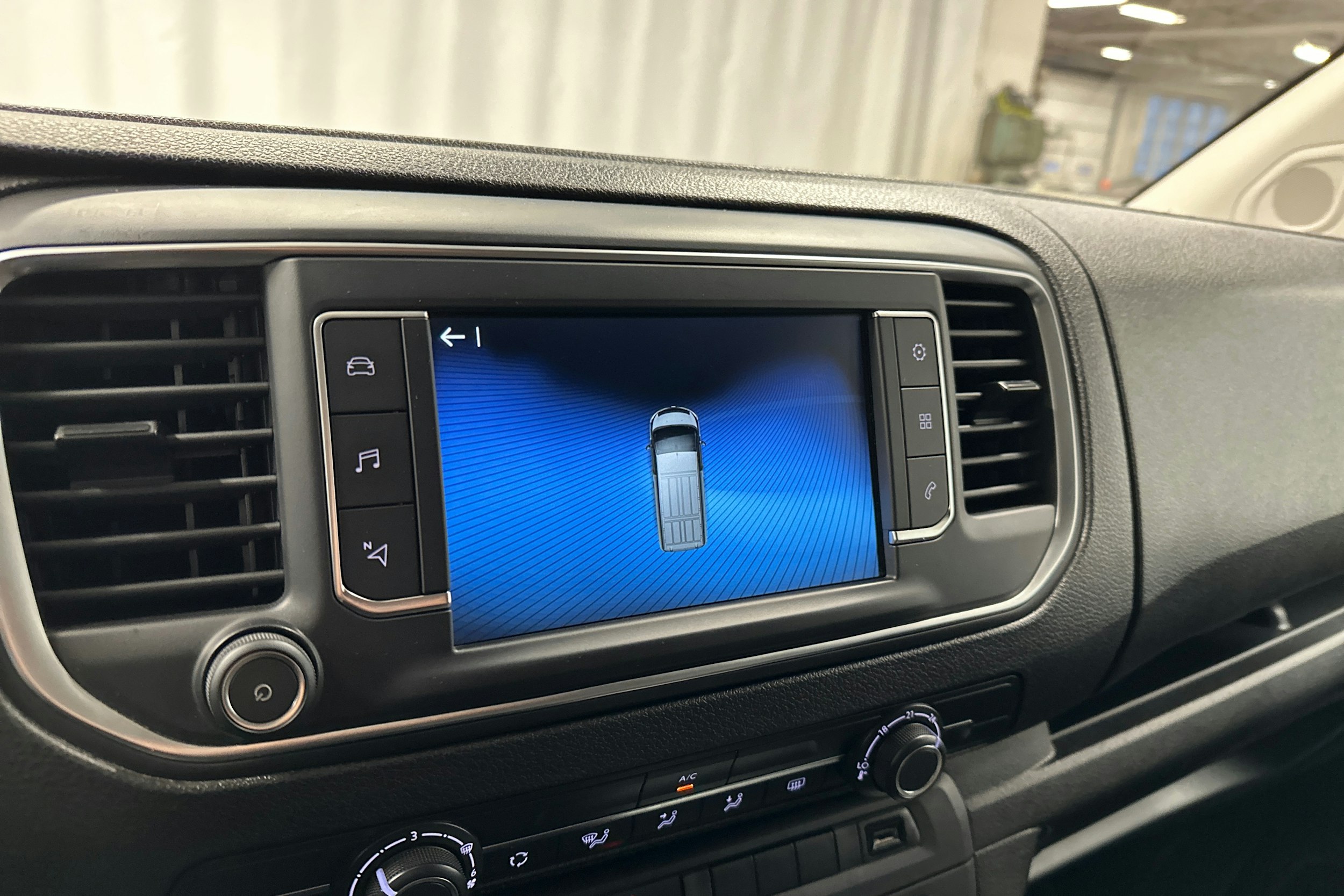 valkoinen Toyota Proace 2023 kuva 19.