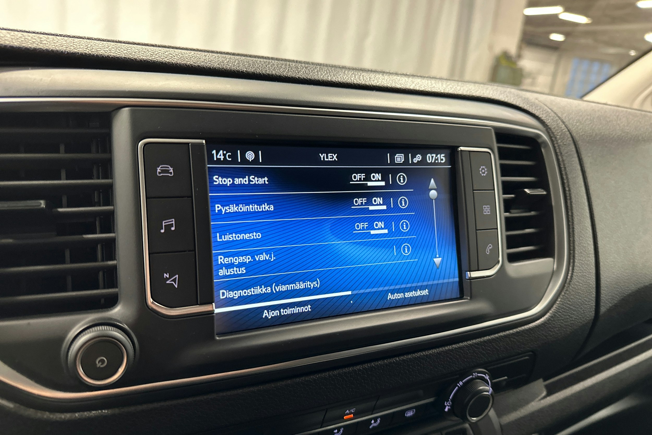 valkoinen Toyota Proace 2023 kuva 20.