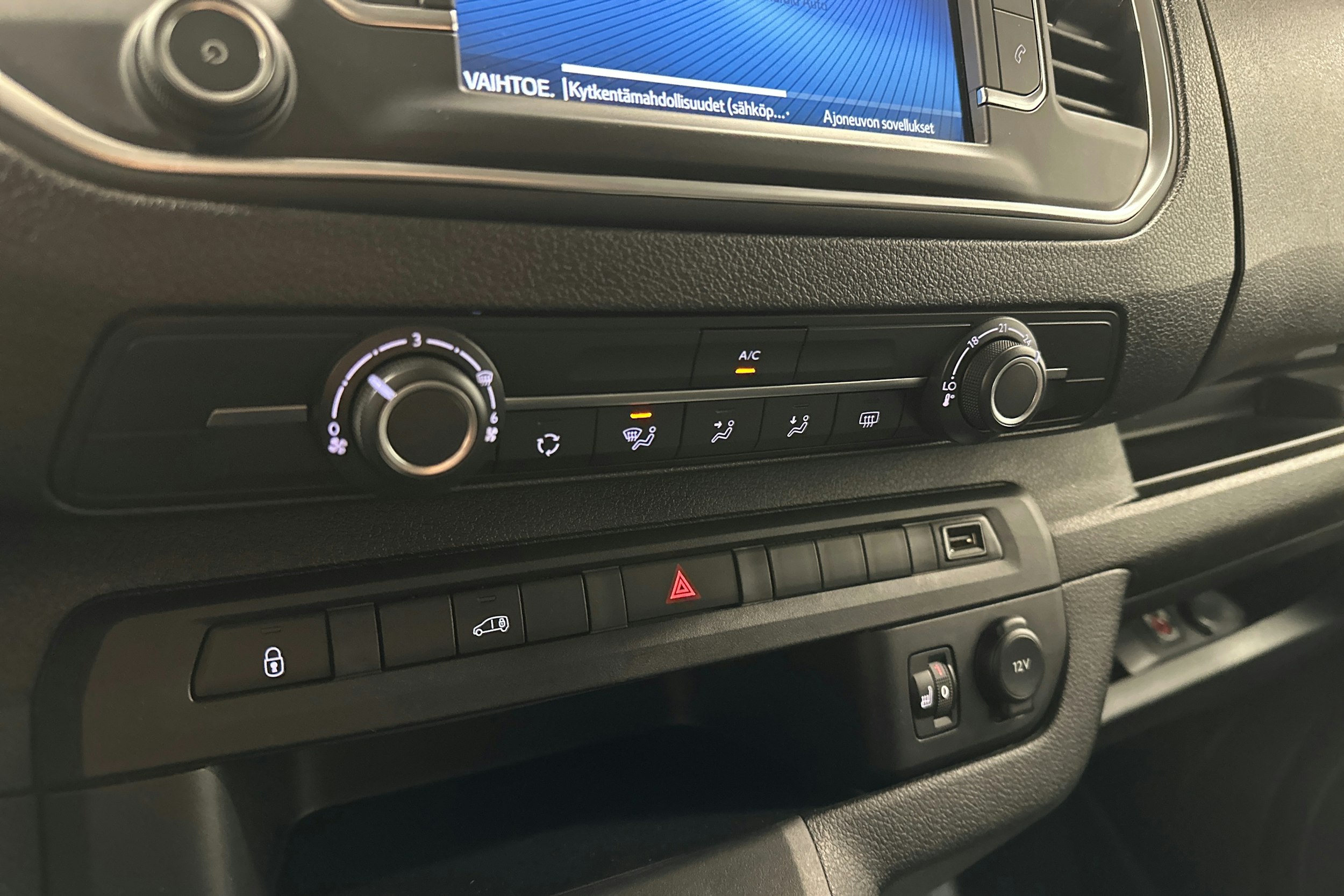 valkoinen Toyota Proace 2023 kuva 22.