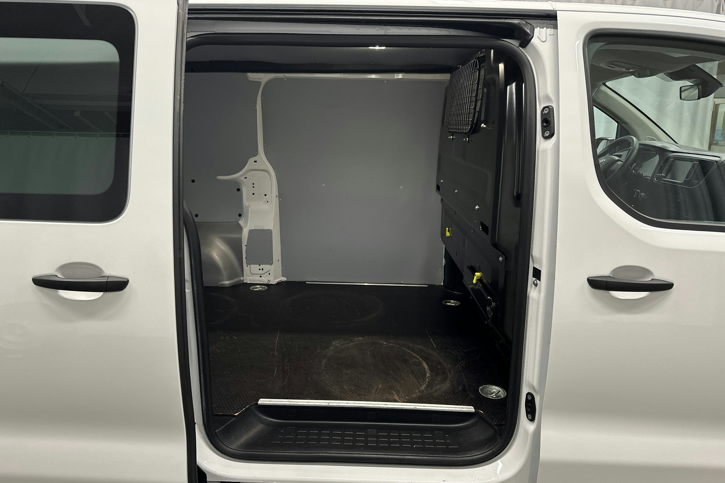 valkoinen Toyota Proace 2023 kuva 24.