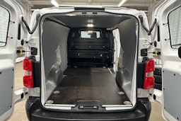 valkoinen Toyota Proace 2023 kuva 27.