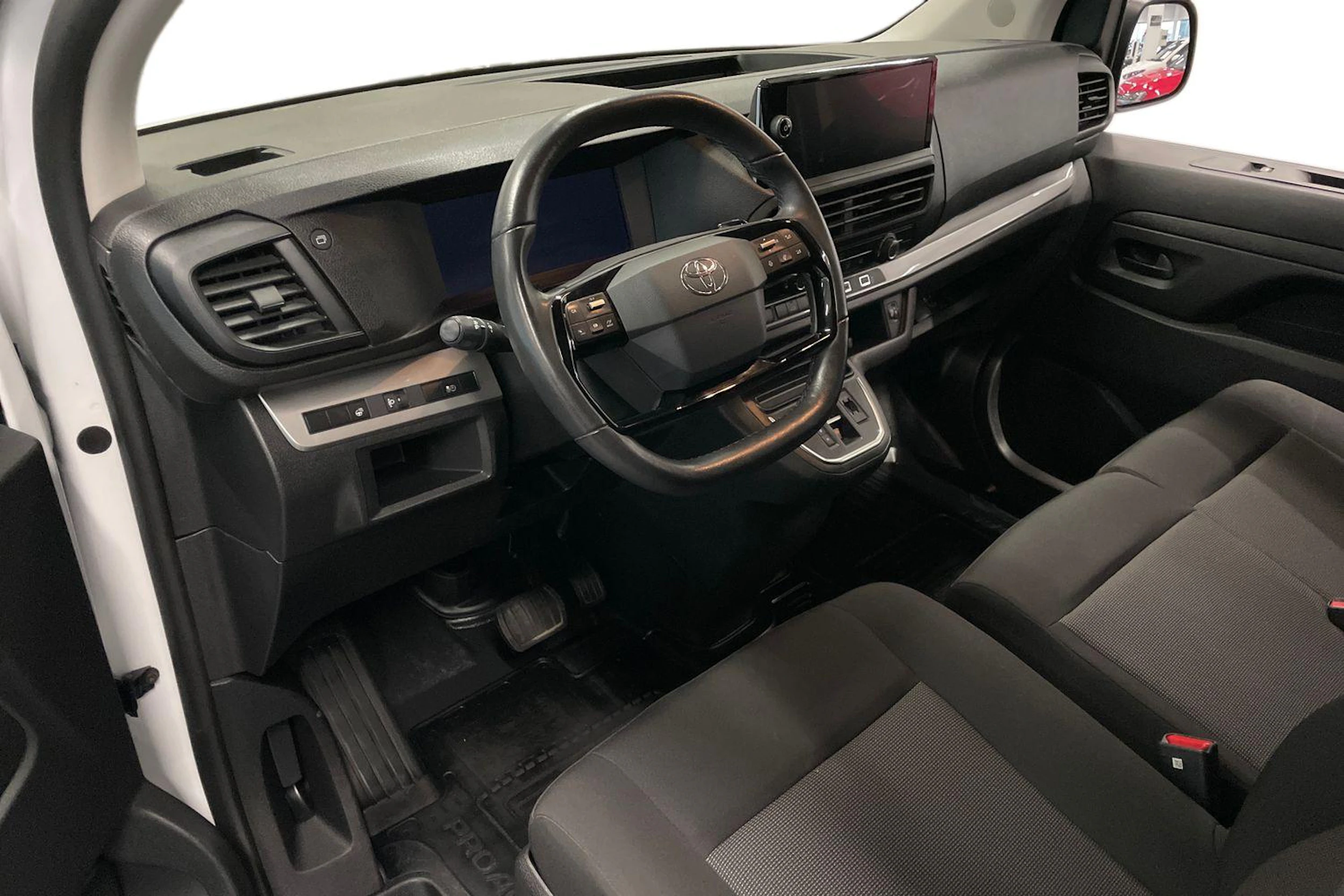 Valkoinen Toyota Proace 2024 kuva 8.