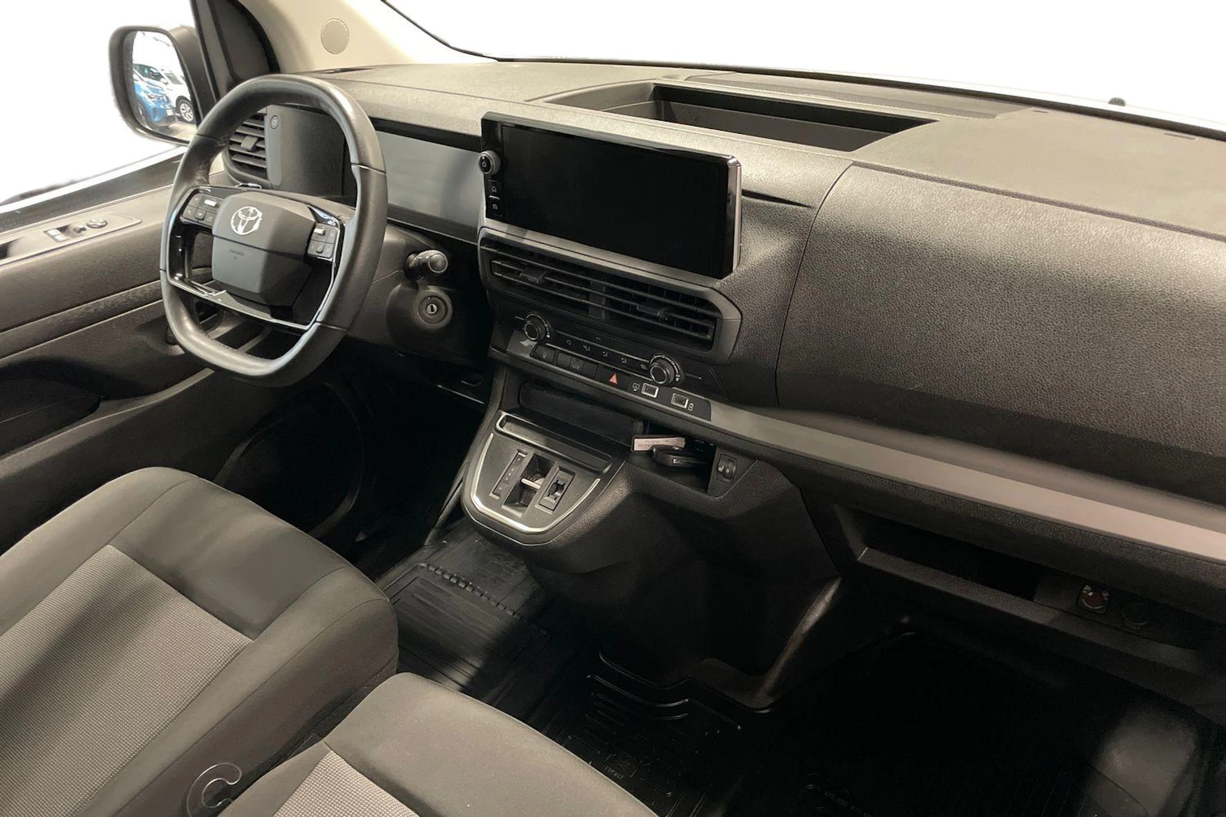 Valkoinen Toyota Proace 2024 kuva 9.