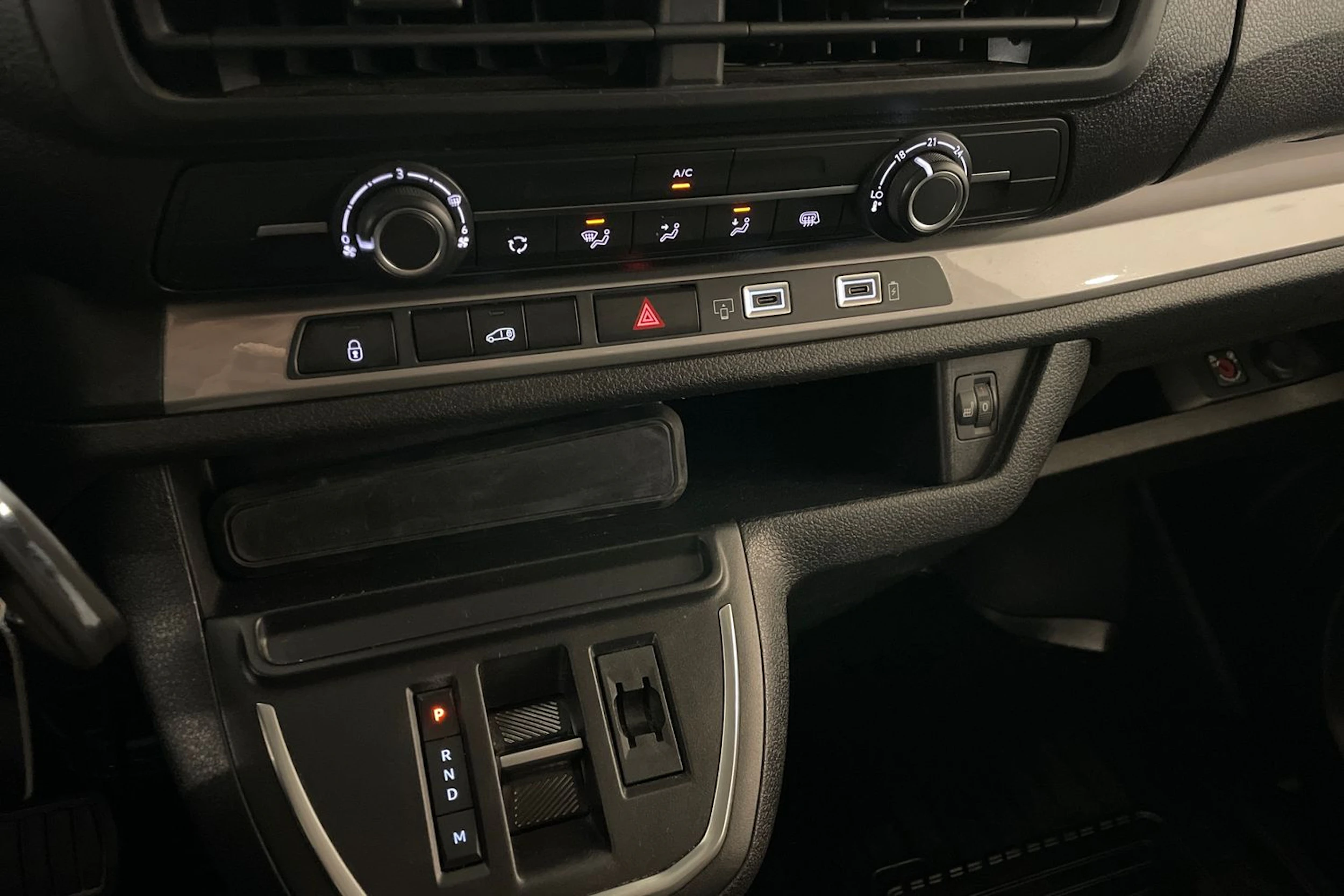 Valkoinen Toyota Proace 2024 kuva 17.