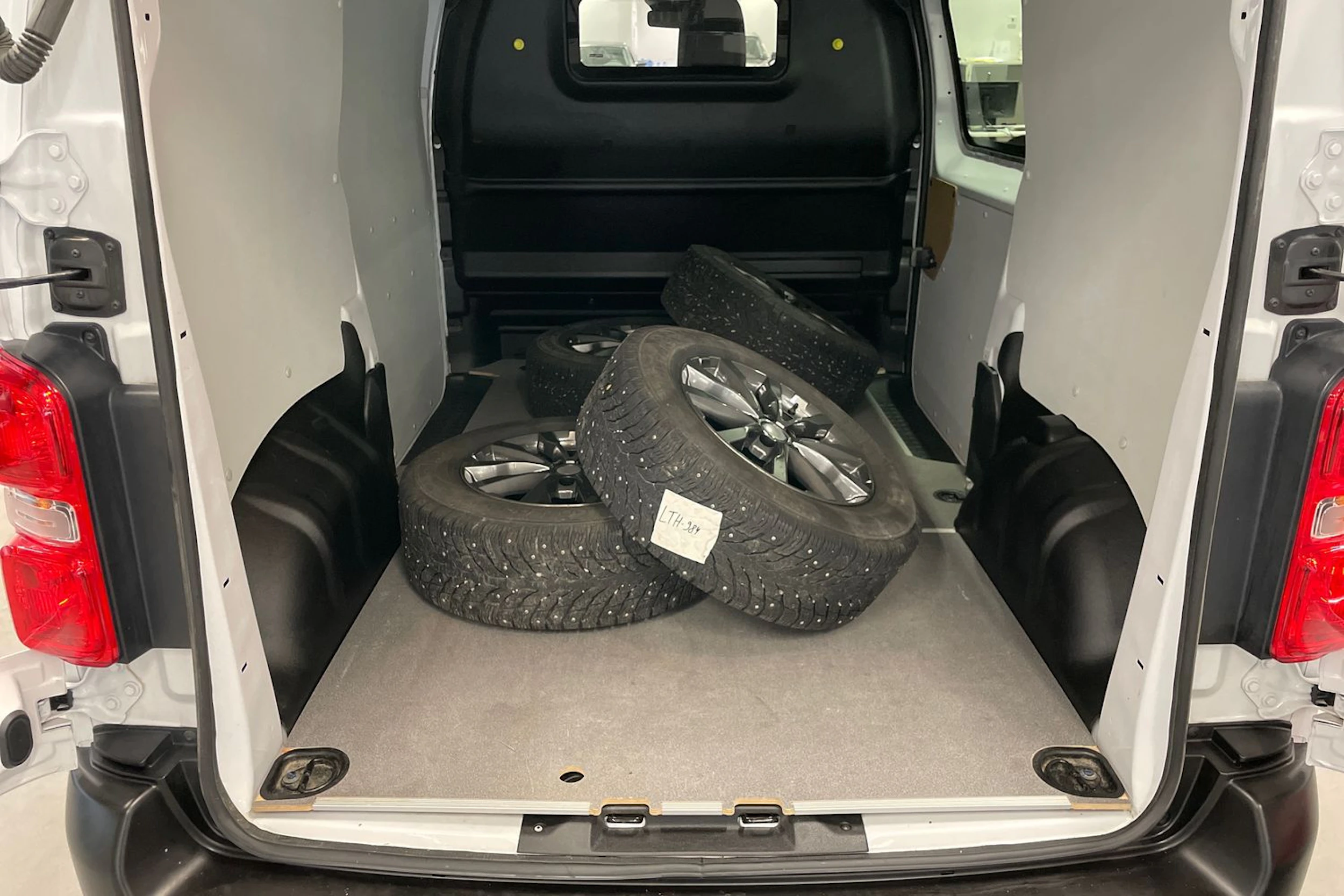Valkoinen Toyota Proace 2024 kuva 26.