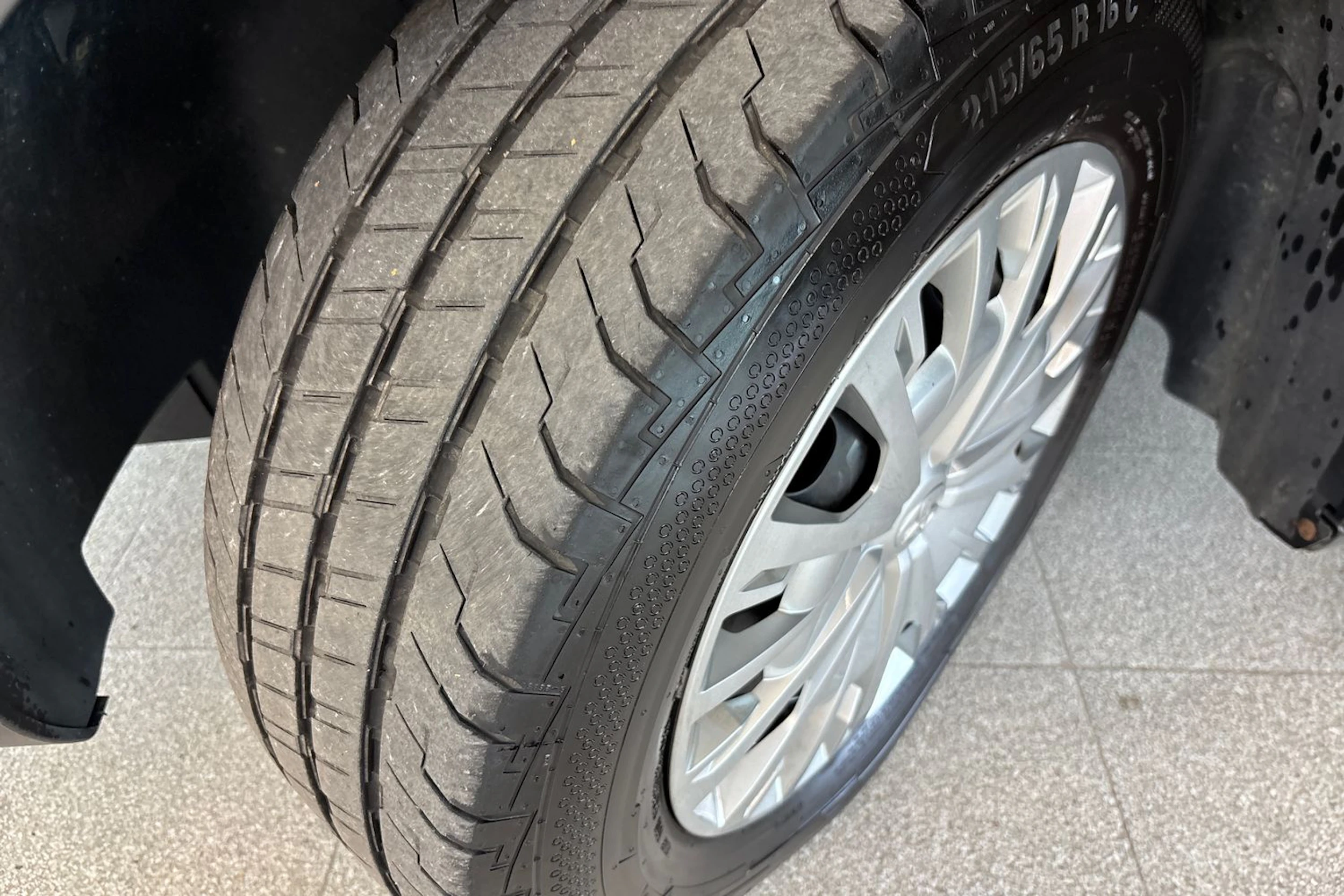 Harmaa Toyota Proace 2025 kuva 13.