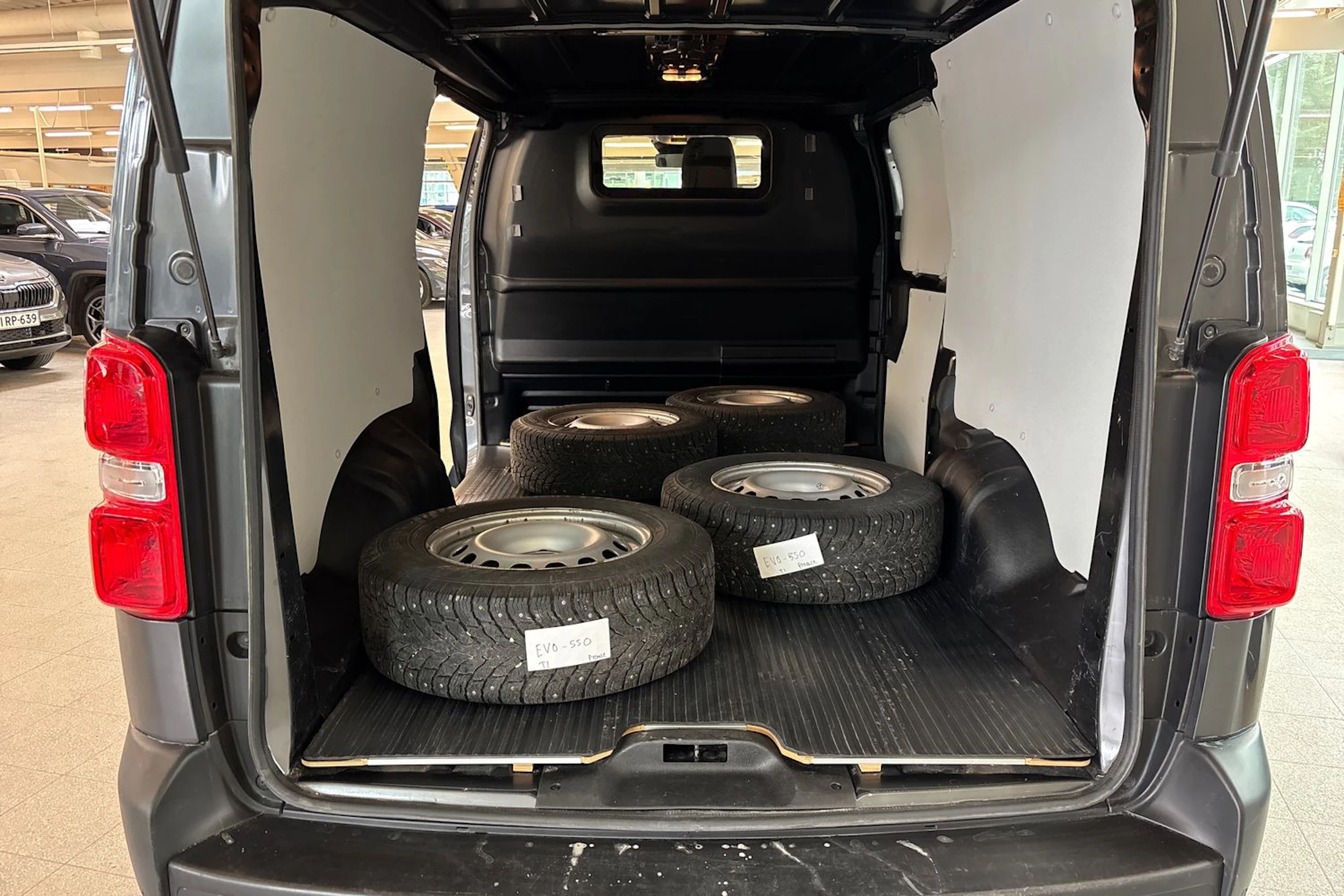Harmaa Toyota Proace 2025 kuva 24.