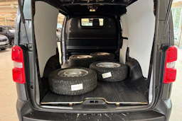 Harmaa Toyota Proace 2025 kuva 24.