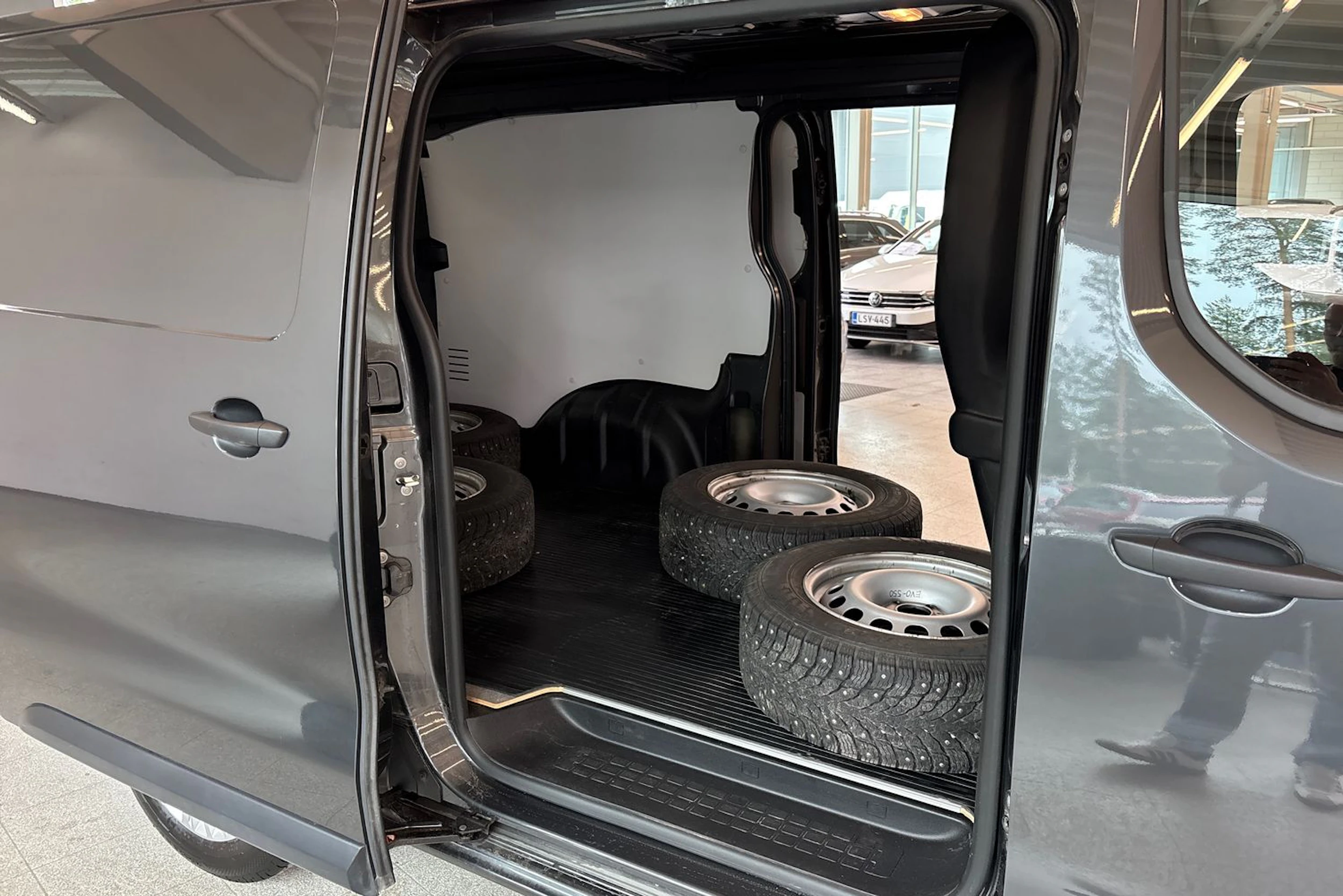 Harmaa Toyota Proace 2025 kuva 25.