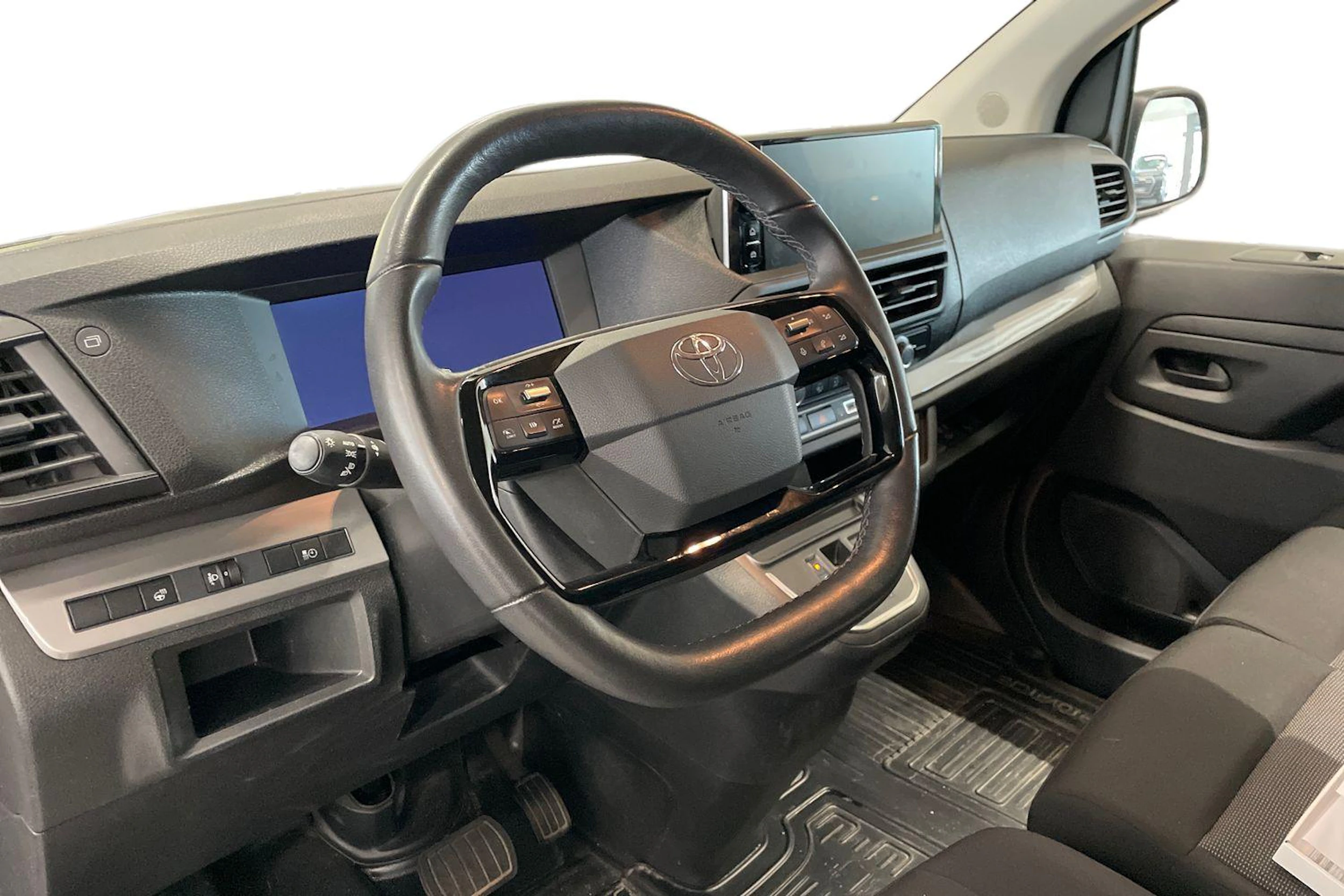Valkoinen Toyota Proace 2025 kuva 3.