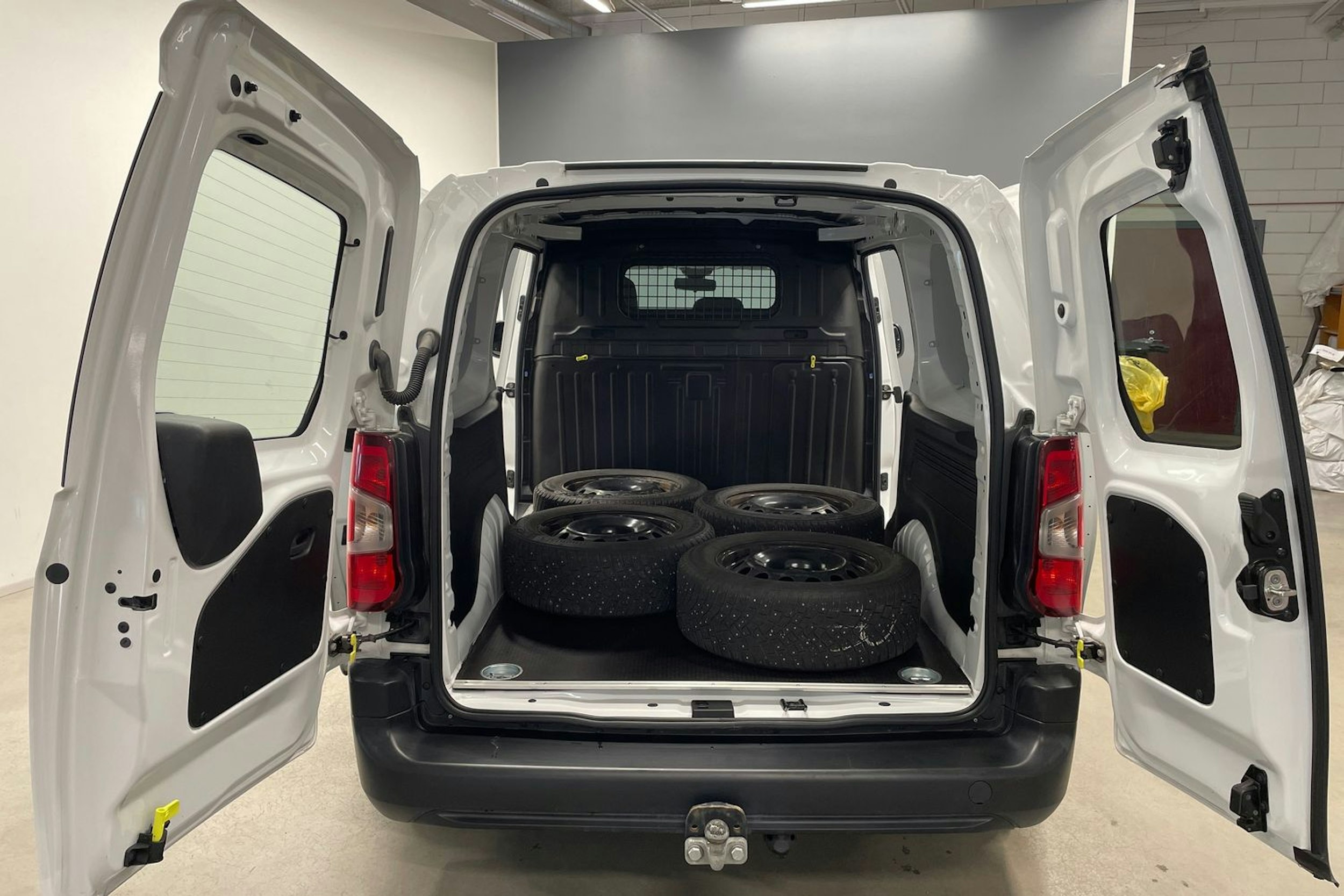 valkoinen Toyota Proace CITY 2020 kuva 17.