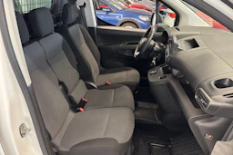 valkoinen Toyota Proace CITY 2021 kuva 17.