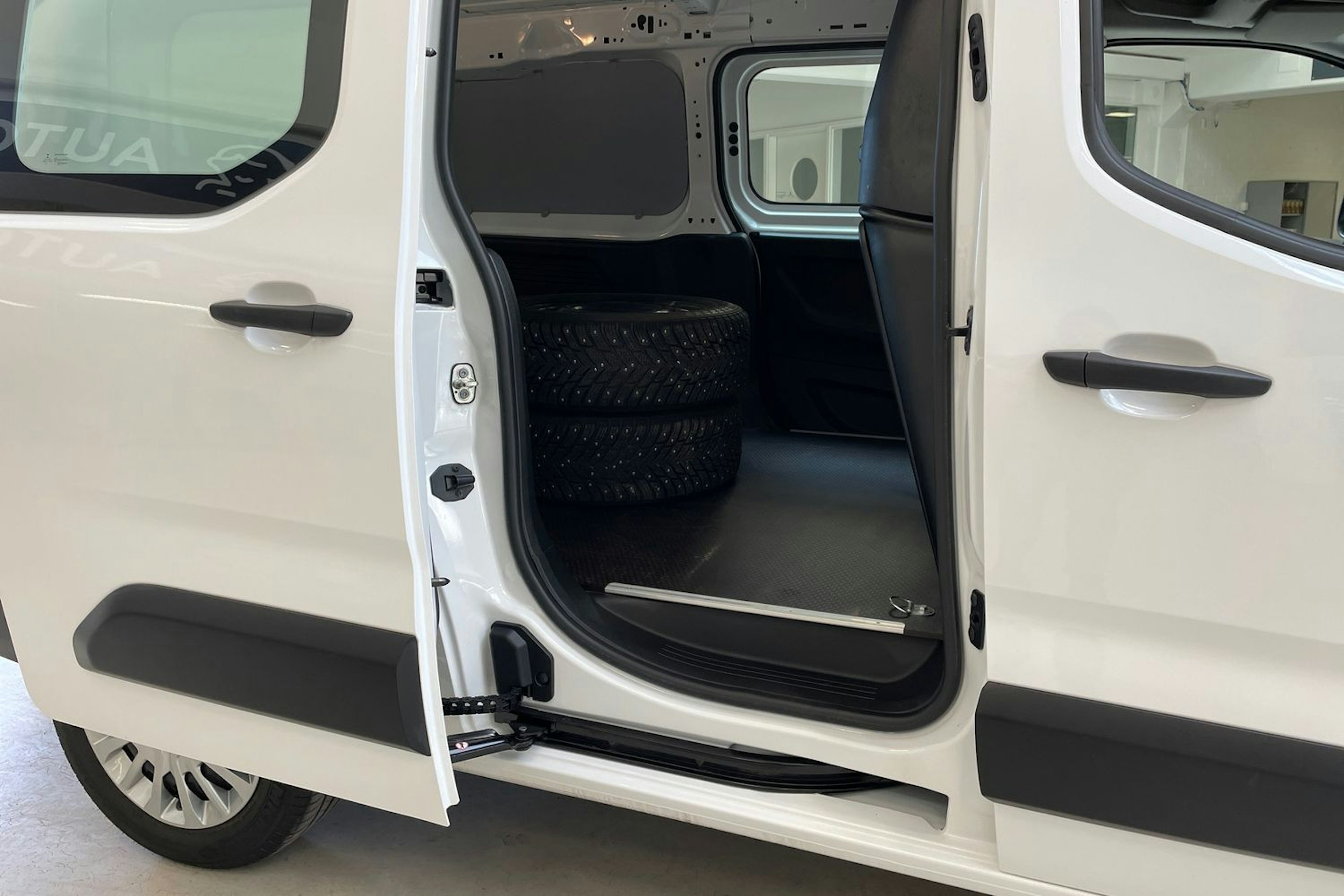 valkoinen Toyota Proace CITY 2022 kuva 35.